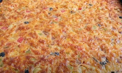 Πίτσα χωρίς ζύμη με λουκάνικα, πιπεριές, ελιές και φέτα