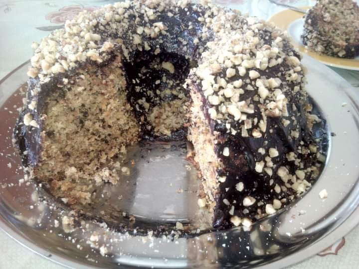 Κέικ με καρύδια και γλάσο κακάο