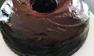 Υπέροχο σοκολατένιο κέικ - πεντανόστιμο και πολύ αφράτο!