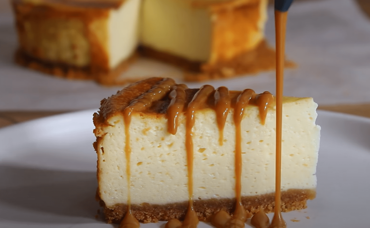 Ένα διαφορετικό cheesecake! Η σως καραμέλας είναι απλά φανταστική.