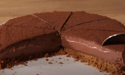 Εύκολη σοκολατένια τούρτα! Η κρέμα σοκολάτας είναι πραγματικά πεντανόστιμη!