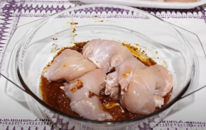 Φιλετάκια κοτόπουλου μαγειρεμένα με φανταστική κόκκινη σάλτσα