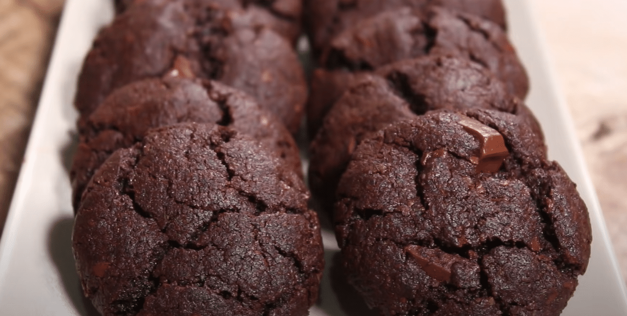 Εύκολα σοκολατένια cookies, με υλικά που έχεις στην κουζίνα σου!