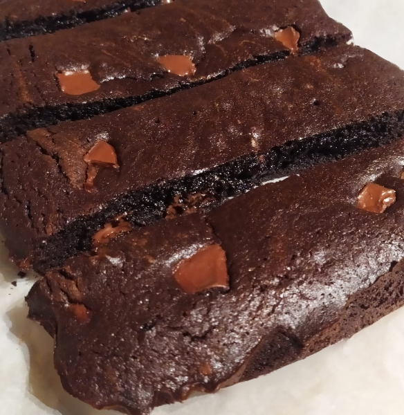 Σοκολατοπειρασμός - Brownies με καρύδια και κομμάτια σοκολάτας!