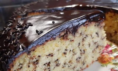 Υπέροχο κέικ, αφράτο, λαχταριστό και πεντανόστιμο με γλάσσο κακάο και σοκολάτα