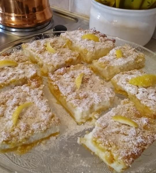 Υπέροχο γλυκάκι μυρωδάτο και γευστικό - φτιάξετε οπωσδήποτε αυτό το κρεμώδη κέικ με άρωμα λεμονιού