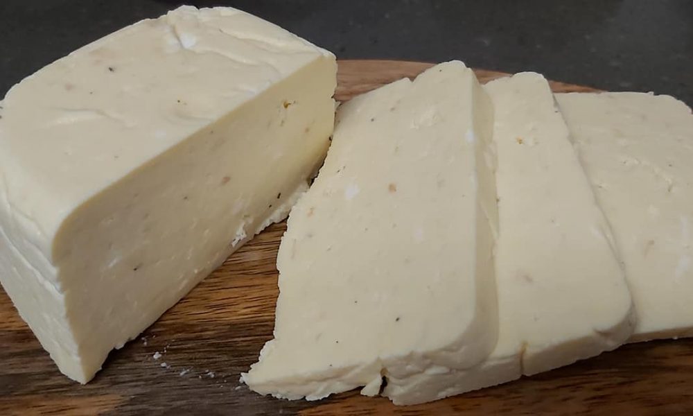 Φτιάξτε το δικό σας τυρί μέσα σε 10 λεπτά με μόνο 3 υλικά - έχει γεύση  χαλούμι και κασέρι