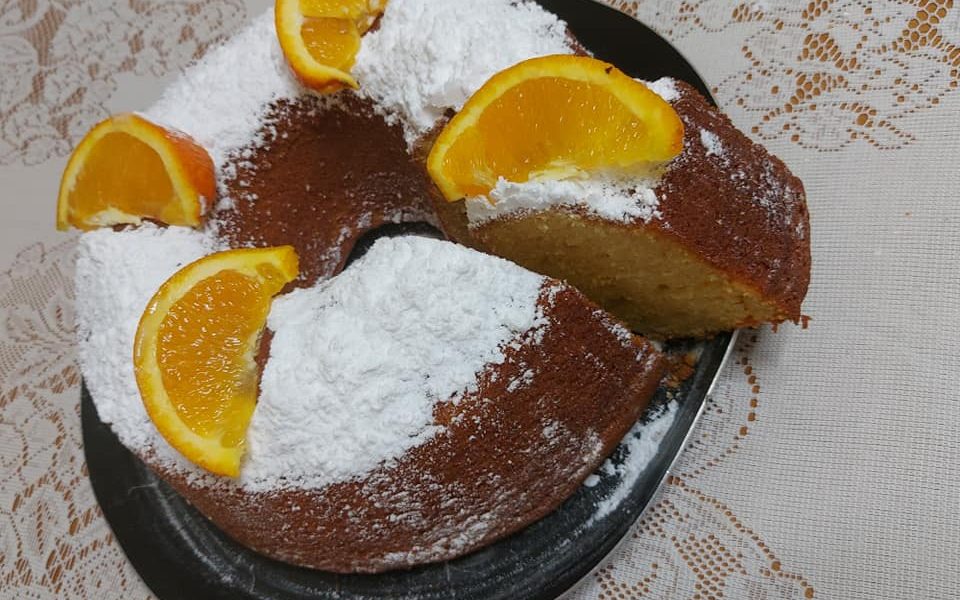 Αφράτο και μοσχομυρωδάτο κέικ πορτοκάλι με γιαούρτι