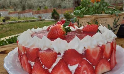 Μια τούρτα όλο άρωμα και γεύση, με φρέσκιες φράουλες, αφράτη κρέμα βανίλια με σαντιγί και παντεσπάνι