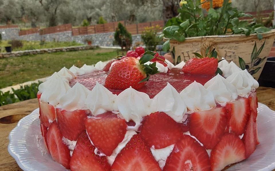 Μια τούρτα όλο άρωμα και γεύση, με φρέσκιες φράουλες, αφράτη κρέμα βανίλια με σαντιγί και παντεσπάνι