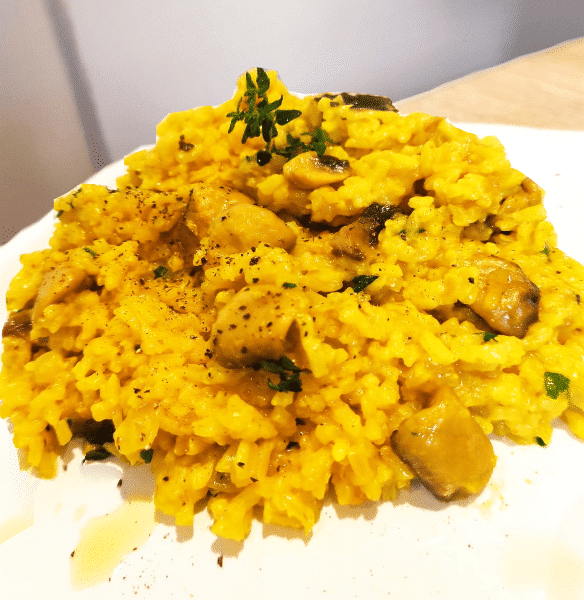 Ωραιότατο πιάτο με ρύζι, μανιτάρια, κουρκουμά και λάδι τρούφας - όλο άρωμα και γεύση
