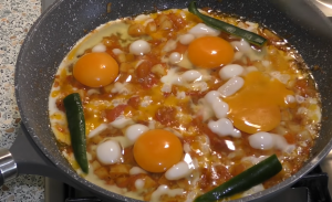 Ένα υγιεινό πιάτο με πατάτες ντομάτα και αυγά τηγανιτά που επιβάλλεται για να ξεκινήσετε την πολυάσχολη μέρα σας4
