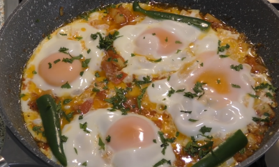 Ένα υγιεινό πιάτο με πατάτες, ντομάτα και αυγά τηγανιτά που επιβάλλεται για να ξεκινήσετε την πολυάσχολη μέρα σας5