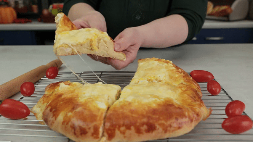 Φτιάξτε αυτή την φανταστική συνταγή για σπιτικό γεμιστό τυρόψωμο