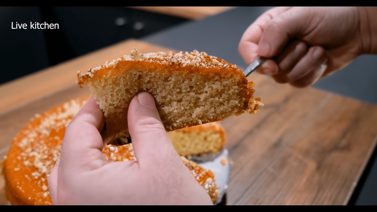 Φτιάξτε το πιο μόστιμο κέικ με κεφίρ χωρίς μίξερ