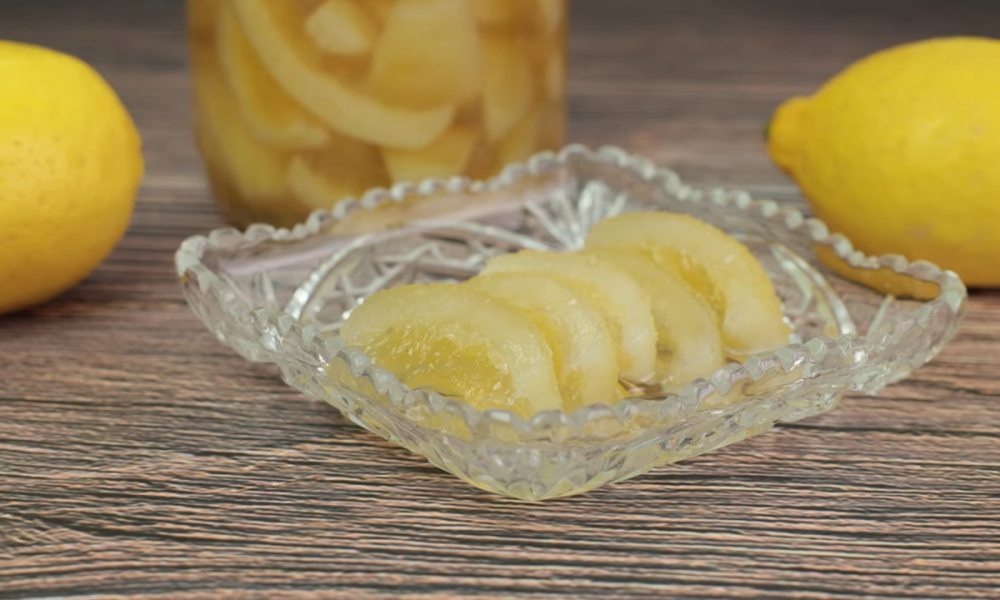 Αρωματικό νόστιμο δροσερό ωραία δεμένο γλυκό του κουταλιού λεμόνι