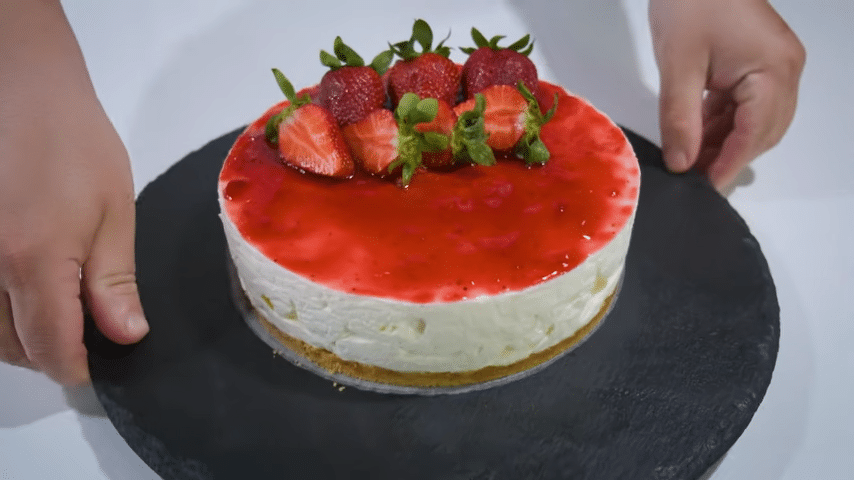 Ένα υπέροχο τσιζκέικ με έντονες γεύσεις από τις φράουλες χωρίς μίξερ