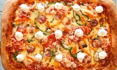 Super Αφράτη Σπιτική Πίτσα στο ταψί με ζύμη από Φοκάτσια (Foccacia)