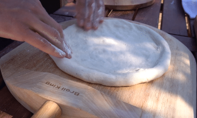 Ελάτε να φτιάξουμε την πιο τέλεια ζύμη για πίτσα χωρίς μίξερ