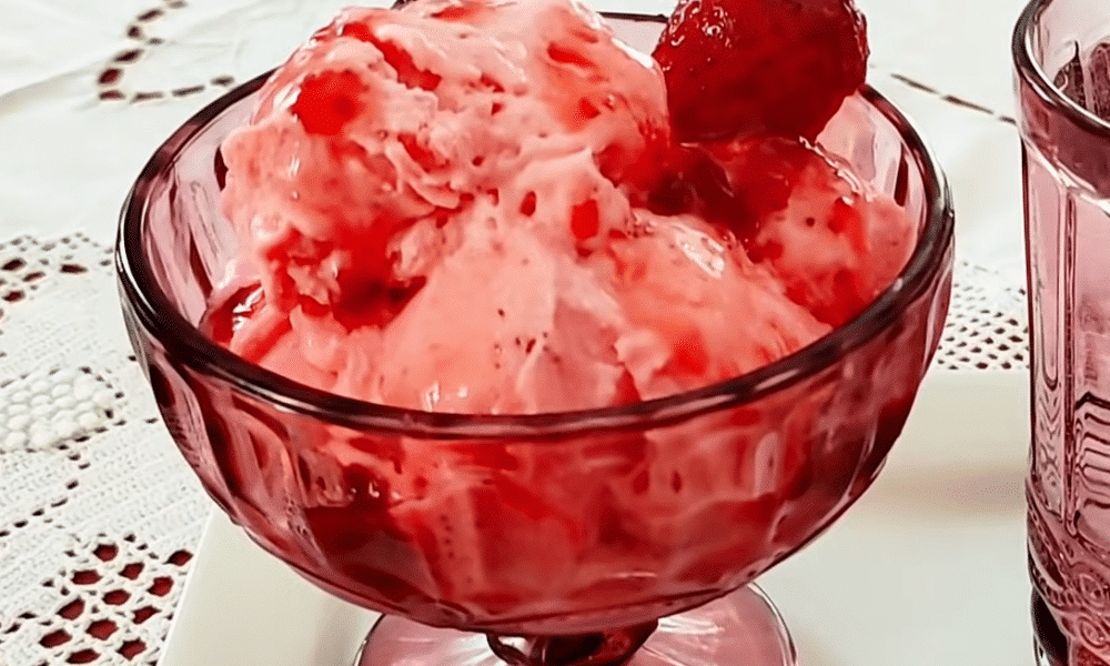 Εξαιρετική συνταγή για ένα λαχταριστό παγωτό φράουλα