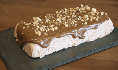 Το καλοκαίρι θέλουμε εύκολα γλυκά όπως αυτή η τούρτα παγωτό Ferrero γιατί ποιος κάθεται με τις ώρες στην κουζίνα