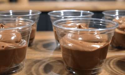 Ατομικά σοκολατένια γλυκάκια στο ποτήρι που τα σπάνε από εμφάνιση και γεύση