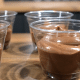 Ατομικά σοκολατένια γλυκάκια στο ποτήρι που τα σπάνε από εμφάνιση και γεύση