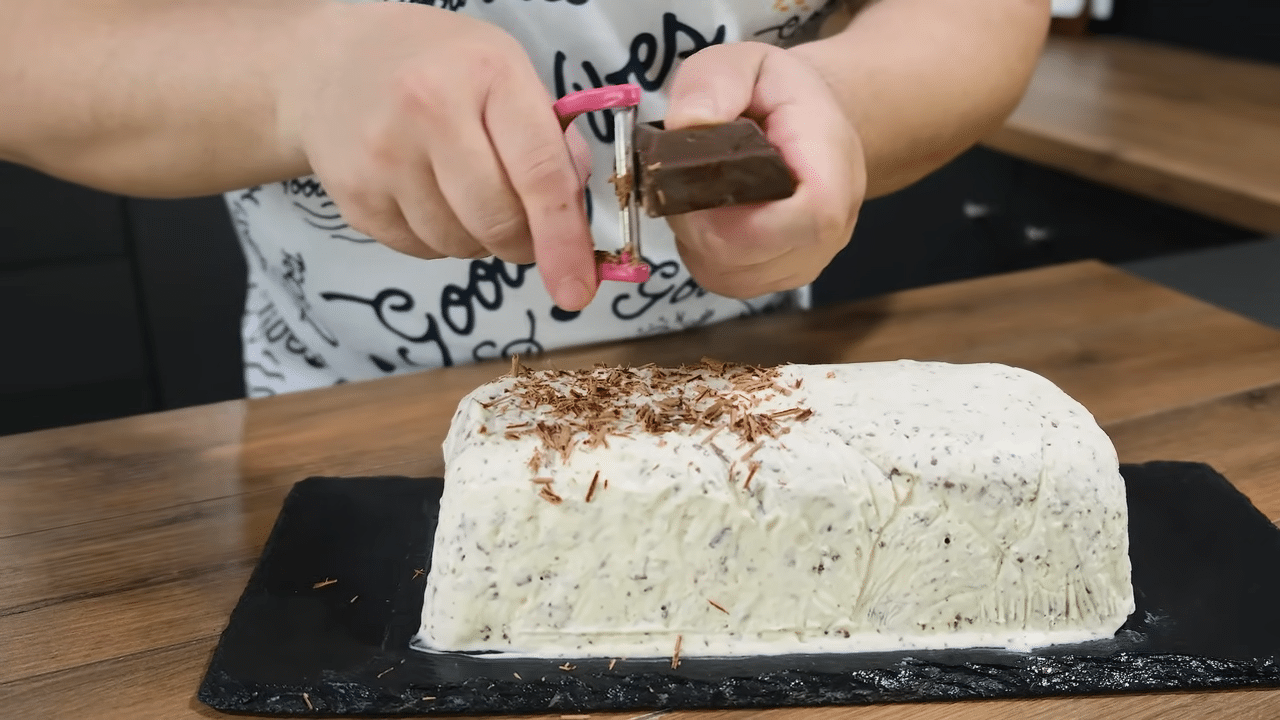 Παγωτάρα Λαχταριστή και πεντανόστιμη τούρτα παγωτό Stracciatella σε ένα πεντάλεπτο