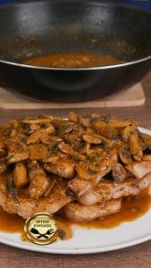 Νόστιμη και Εύκολη συνταγή για Χοιρινές Μπριζόλες με γευστική σάλτσα μανιταριών