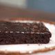 Γρήγορη και άκρως απολαυστική συνταγή για σήμερα κέικ σοκολάτας χωρίς μίξερ
