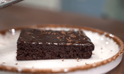 Γρήγορη και άκρως απολαυστική συνταγή για σήμερα κέικ σοκολάτας χωρίς μίξερ