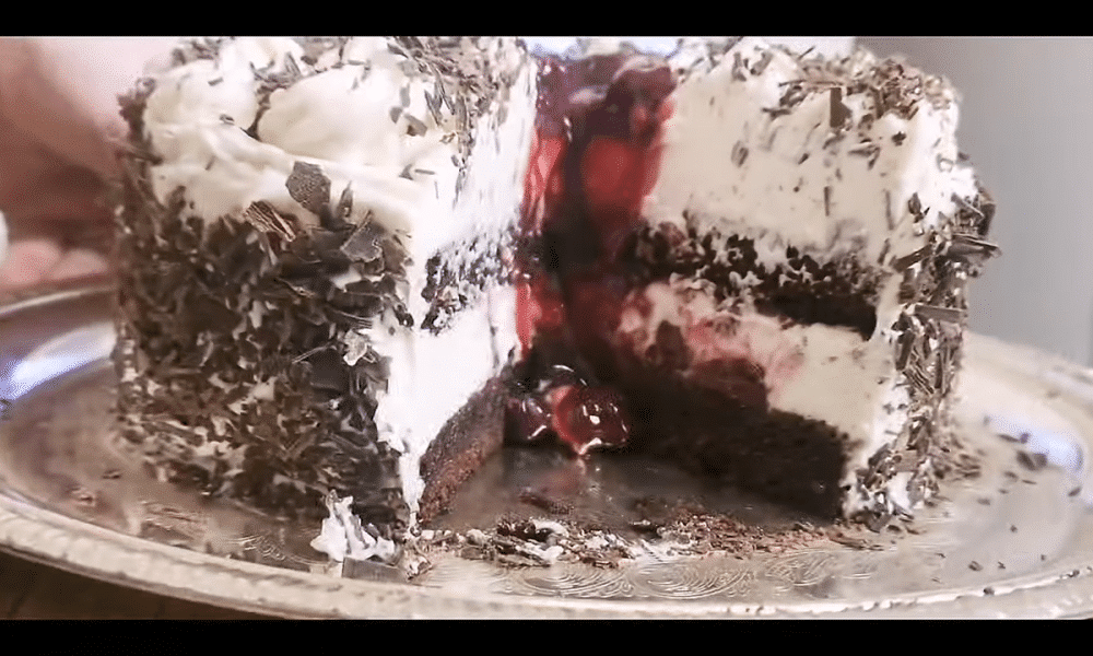 Θεσπέσια Black Forest τούρτα σκέτος αφρός που λιώνει στο στόμα