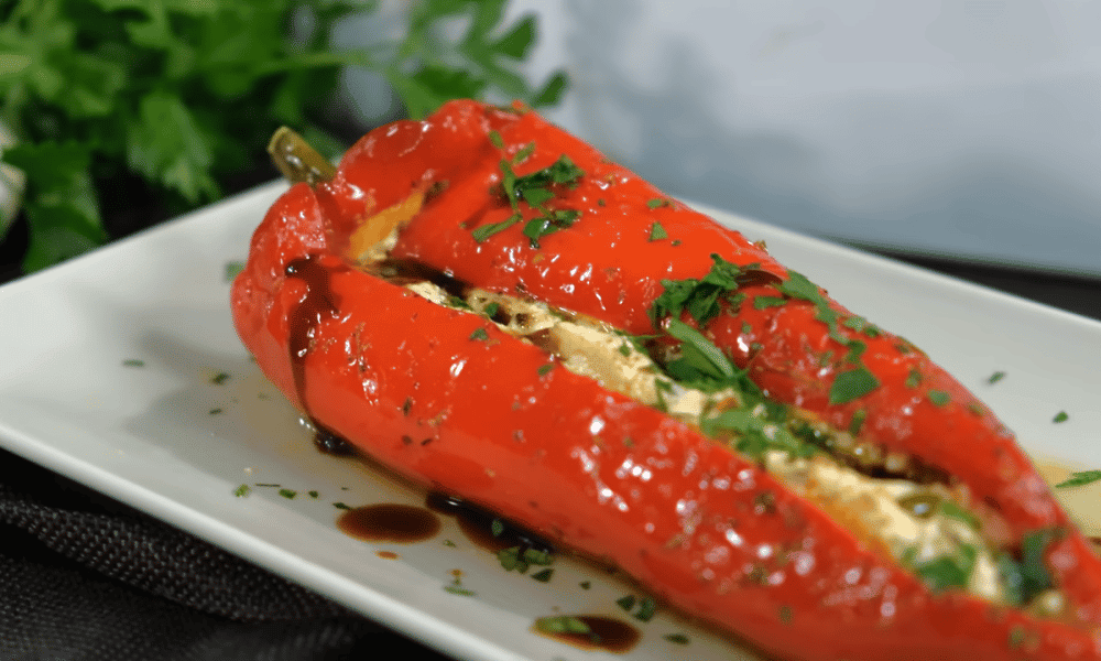 Το δημοφιλές ορεκτικό της ελληνικής ταβέρνας για γεμιστές κόκκινες πιπεριές με φέτα