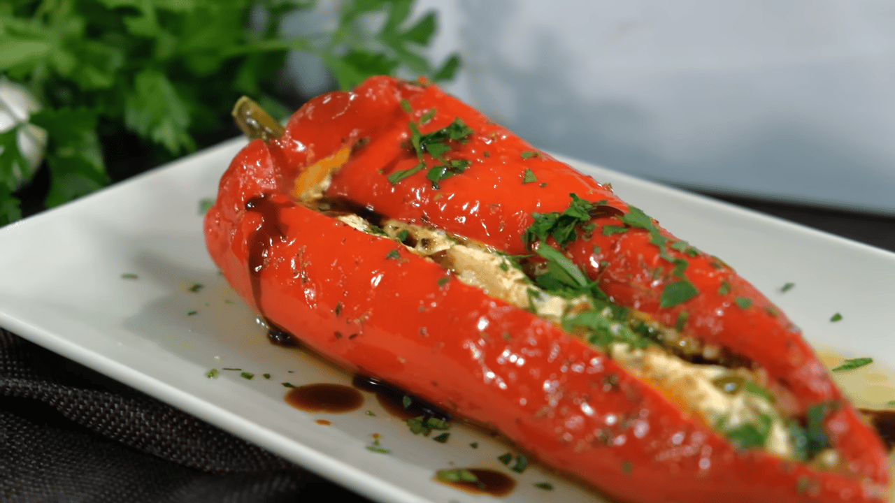 Το δημοφιλές ορεκτικό της ελληνικής ταβέρνας για γεμιστές κόκκινες πιπεριές με φέτα