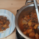 Ένα λαδερό φαγητό με μελιτζάνες και πατάτες στην κατσαρόλα e1668846515418