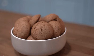 Φτιάξτε τα πιο εύκολα σοκολατένια μπισκότα χωρίς μίξερ και συνοδεύστε τον καφέ ή το γάλα
