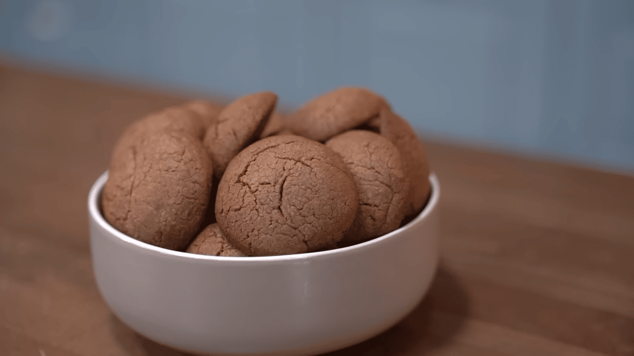 Φτιάξτε τα πιο εύκολα σοκολατένια μπισκότα χωρίς μίξερ και συνοδεύστε τον καφέ ή το γάλα