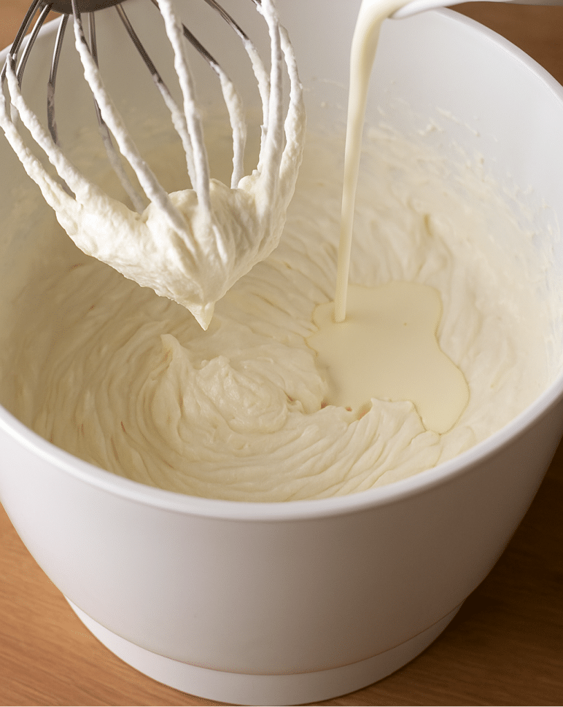 Δοκίμασέ το μία φορά και θα το ζητάνε όλοι – βελούδινο τιραμισού χωρίς αβγά